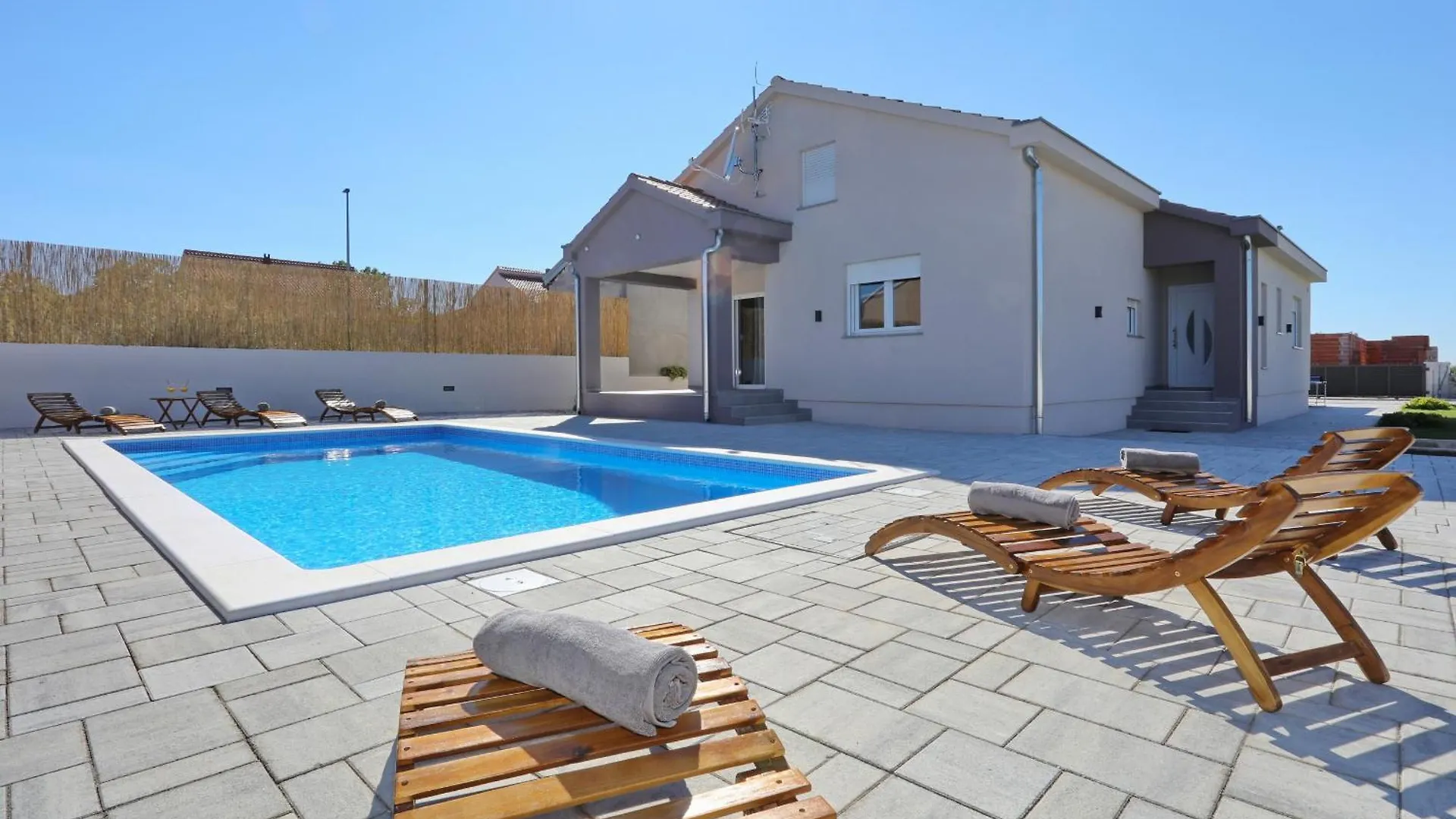 Holiday Home Fjaka With Swimming Pool Pridraga